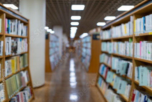 Foto デフォーカスされた図書館内部の静かな空間