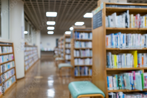 Foto デフォーカスされた図書館内部の静かな空間
