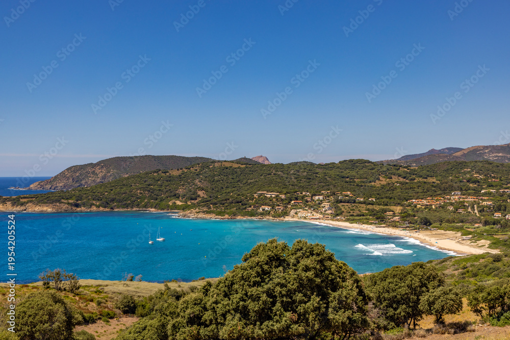 Fototapeta premium LA PLAGE DU PERU À CARGESE EN CORSE AVEC EN ARRIERE PLAN LE CAPO ROSSO