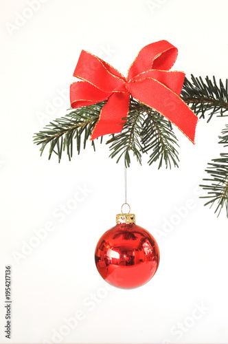 Fotografie Rote Christbaumkugel mit Schleife
