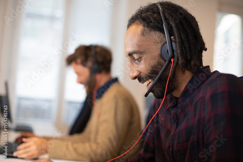 Foto portrait d'un télé conseiller au travail qui porte un micro-casque