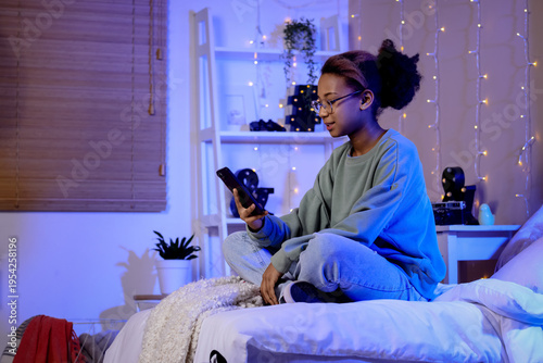 Teenage African-American gi...