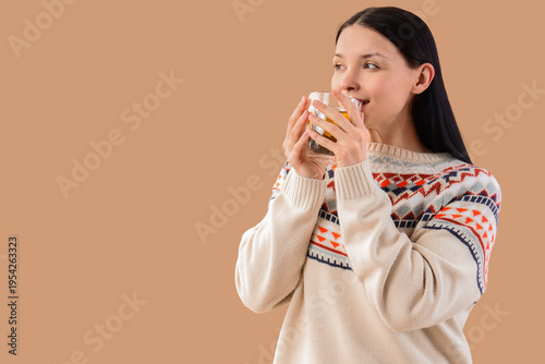Young woman drinking green ...