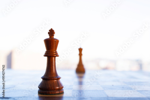 Εκτύπωση καμβά A conceptual minimalist photo focusing on a single wooden chess queen piece on a board