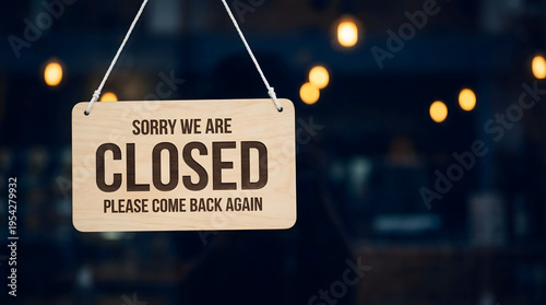 Billede på lærred Wooden sign displaying Sorry We Are CLOSED Please Come Back Again hanging on a g