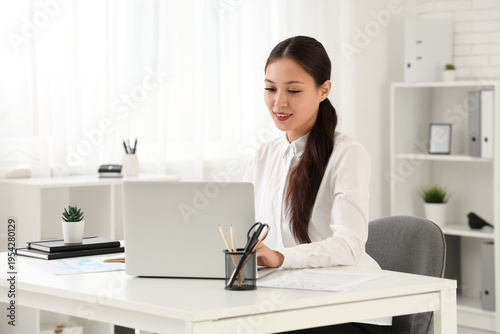 Young Asian businesswoman w...
