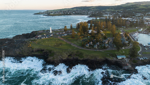 Foto Aerial View of Kiama Coastline with Surf Beach Kendalls Beach and Bombo Beach NS