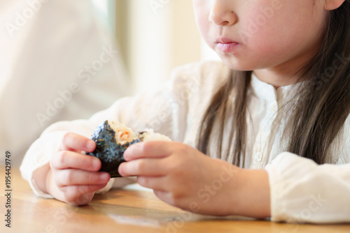 Wallpaper Mural おにぎりを食べる女の子 Torontodigital.ca