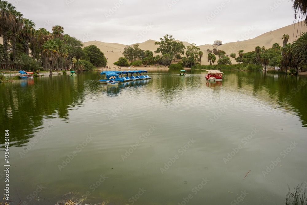 Obraz premium Laguna de Huacachina, un espectáculo natural de belleza inverosímil conocido mundialmente como el 