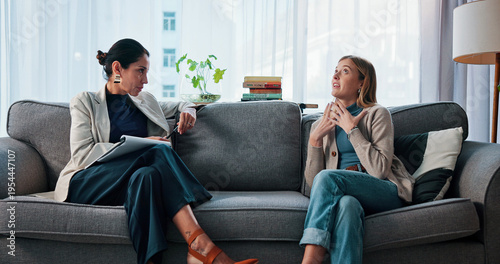 Fotografía Psychologist, woman and talking in therapy on sofa for divorce grief, share story and life transition