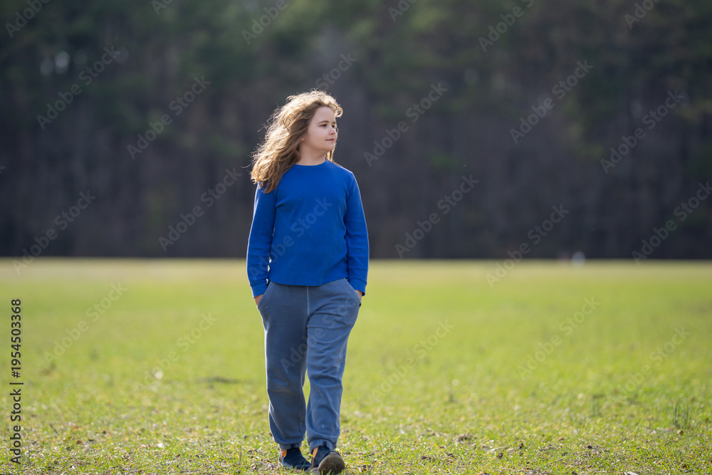 Naklejka premium Child dreamer in nature. Blonde child thinking peacefully. Kids imagine. Child imagining concept. Outdoor kids portrait. Dreamy child face. Kids dreamy expression. Kids face with inspiration.