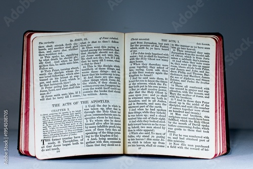 Fotografi The holy Christian bible showing open pages of chapters and verses from the Acts of the Apostles
