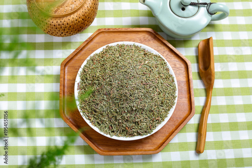 Fotografía Dried Chinese medicinal herb in bowl on wooden tray