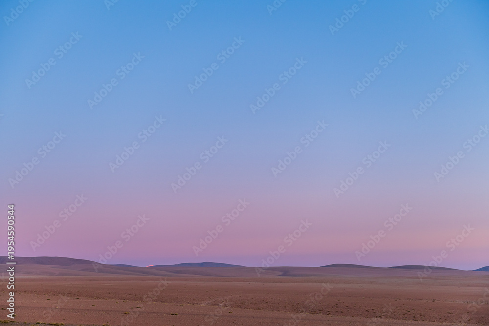 Fototapeta premium Tranquil desert mountain landscape under pink and blue twilight sky
