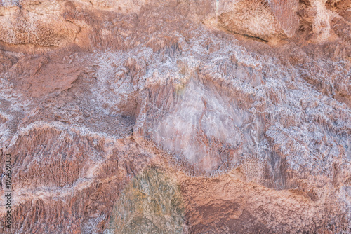 Foto Ancient dinosaur era rock formation from Valle de la Luna Chile with rugged text