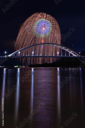 Wallpaper Mural 伊万里湾大橋越しの伊万里湾大花火 Torontodigital.ca