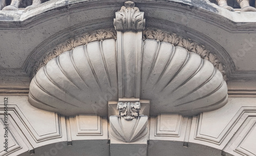 Φωτογραφία Architectural shell ornament on historic facade in Montpellier