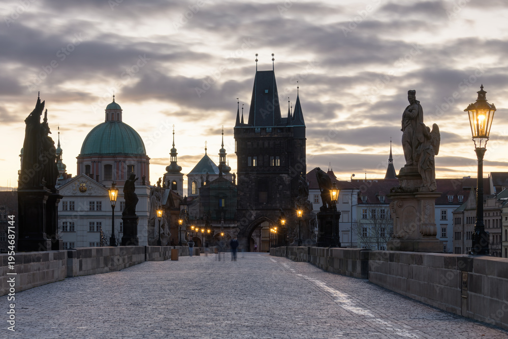 Obraz premium Sunrise at Charles Bridge in Prague with Historic Architecture