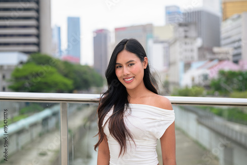 Canvas Print Thai Woman Posing at Kuala Lumpur River of Life