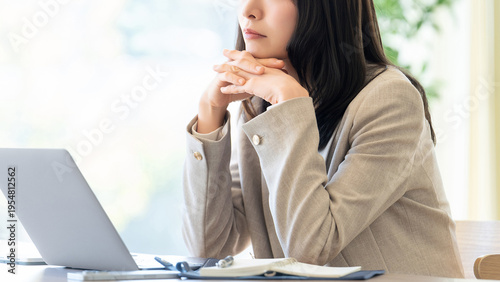Bild auf Leinwand ノートパソコンを前にあごに手を当てて考えるビジネスウーマン 検討や判断のイメージ, Businesswoman Thinking with Laptop Han