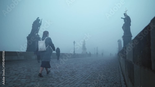 pont charles dans le brouillard le matin à Prague