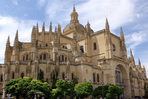 Fotografia Majestic Gothic Facade of Segovia Cathedral under a Blue Sky, Spain