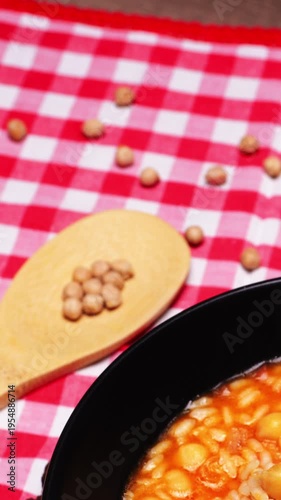 Video verticale, piatto con zuppa di riso e ceci