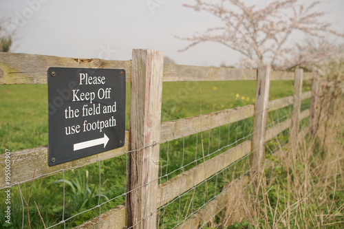no trespassing sign, keep out 
