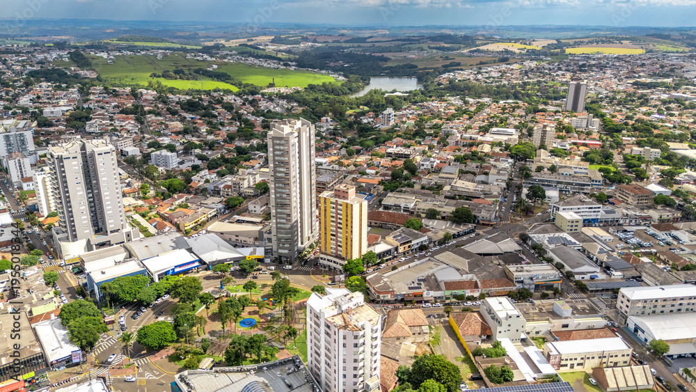 Fototapeta premium Centro de Apucarana, Paraná, Brasil, com a parte residencial ao fundo e Lago Jaboti! uma imagem de drone!