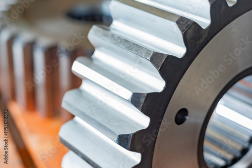 Foto Close-up view of metallic gear in a workshop with focus on teeth and shaft durin