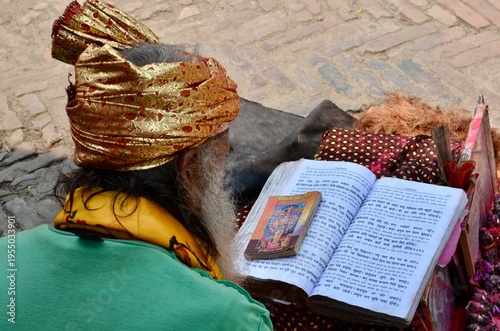 Foto Hinduist  in prayer, Pashupatinath Temple, dedicated to  Shiva - Nepal, Katmandu