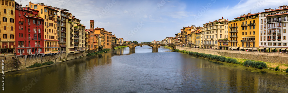 Fototapeta premium Cityscape with the famous Ponte Vecchio bridge in Centro Storico, Florence Italy