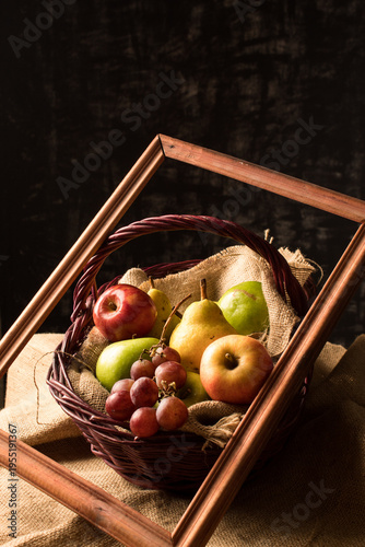 Foto fotografía de alimentos, con un cuadro que parece en forma de pintura artística