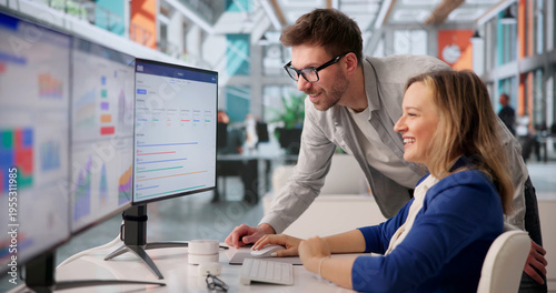 Fotografie Marketing Expert Examines Live Financial Dashboard For Key KPI Insights