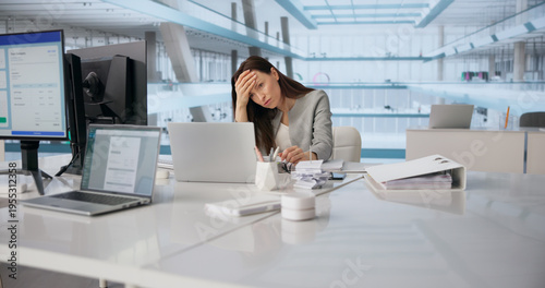 Cuadro en lienzo Overwhelmed Office Worker Struggling With Faulty Software