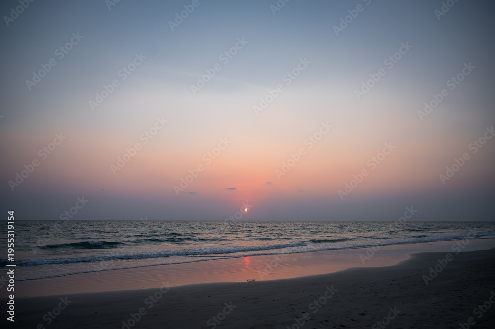 Obraz premium Sunset sea ocean beach horizon sky twilight dusk reflection tranquil sunset sea ocean beach horizon sky twilight dusk reflection tranquil mood serene light calm water wave sand shore evening