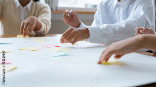 模造紙と付箋で探究学習する高校生