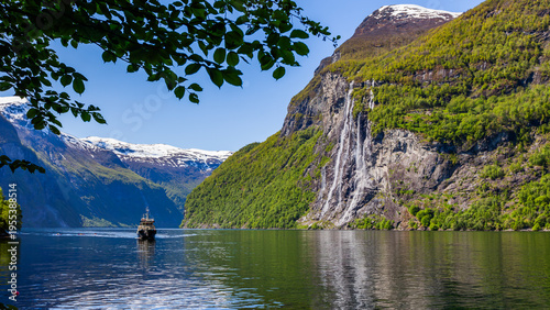 Foto Cruise ship approaching the starting point of the Skageflå Farm hike with views
