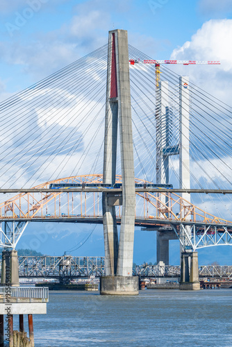 Fotografía Skytrain Crossing the Fraser River Bridge