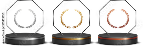 金銀銅のラインで装飾されたガラス製トロフィー盾と台座のセット、表彰やアワードに最適な高級感ある記念オブジェ（ランキング・受賞コンセプト）