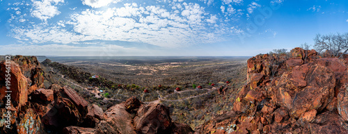 Foto Majestic view of the Waterberg with its distinctive red sandstone cliffs rising above the surrounding savannah landscape