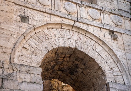 Foto The Arco Etrusco (Arch of Augustus), one of seven gates of the ancient Etruscan walls of Perugia, built in the 4th-3rd century BC, renovated by Augustus in 40 BC, Umbria, Italy