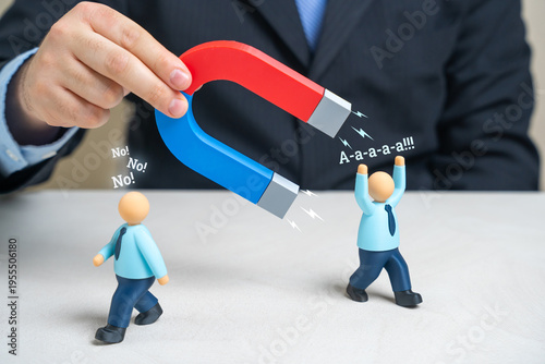 Foto A businessman with a magnet tries to lure investors