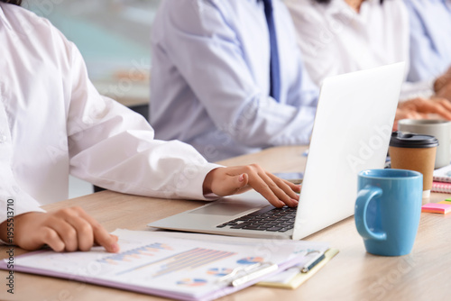 Group of business people wo...