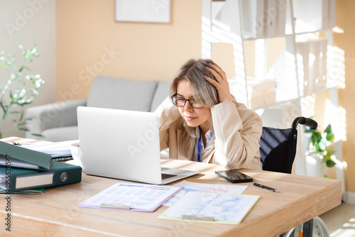 Tired young businesswoman w...
