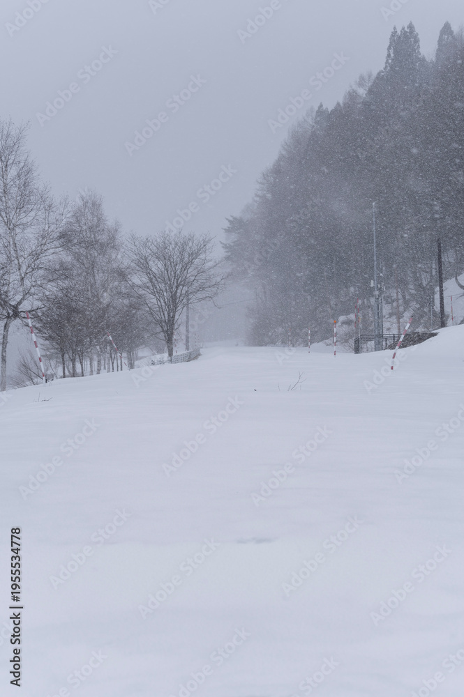 Obraz premium 雪の檜枝岐村の通行止めとなった冬の国道352号線