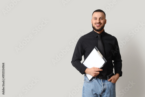 Male business consultant wi...