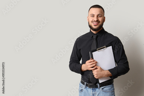 Male business consultant wi...