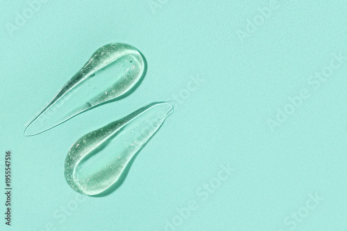 Φωτογραφία Samples of cosmetic gel on turquoise background, closeup