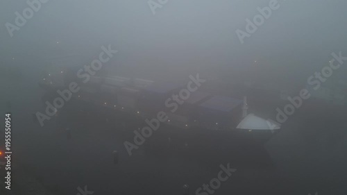 Schiffe begegnen sich bei Nebel im Nord-Ostsee-Kanal
